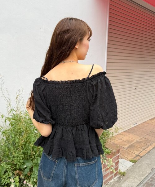 w closet（ダブルクローゼット）の「【2WAY/5色展開】オフショルフリルブラウス　夏服（シャツ/ブラウス・レディース・イエロー/ブルー/ピンク/ブラック/オフホワイト・FREE）」の18枚目の写真
