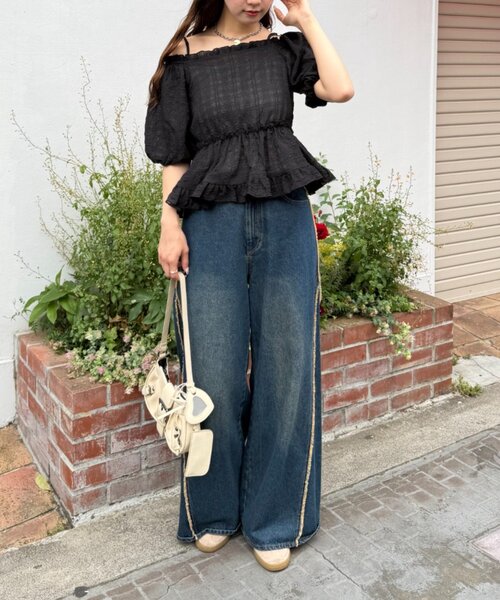w closet（ダブルクローゼット）の「【2WAY/5色展開】オフショルフリルブラウス　夏服（シャツ/ブラウス・レディース・イエロー/ブルー/ピンク/ブラック/オフホワイト・FREE）」の20枚目の写真