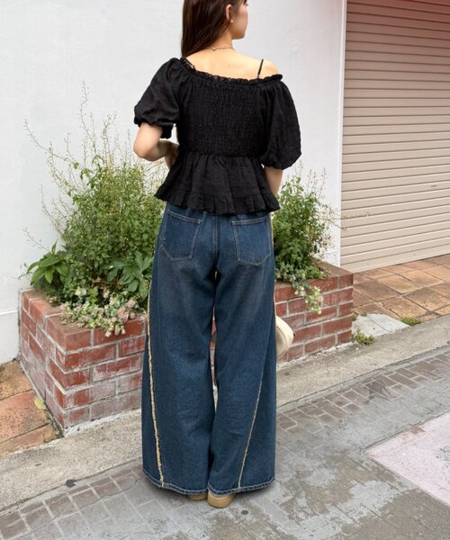 w closet（ダブルクローゼット）の「【2WAY/5色展開】オフショルフリルブラウス　夏服（シャツ/ブラウス・レディース・イエロー/ブルー/ピンク/ブラック/オフホワイト・FREE）」の21枚目の写真