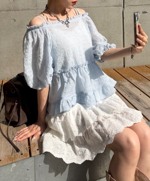 w closet（ダブルクローゼット）の「【2WAY/5色展開】オフショルフリルブラウス　夏服（シャツ/ブラウス・レディース・イエロー/ブルー/ピンク/ブラック/オフホワイト・FREE）」の22枚目の写真