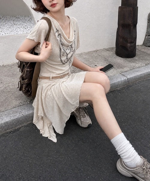 HOOK(フック)の「HOOK for girls ベルト付き アシメヘム チェーンプリント ペプラム 半袖 Tシャツ (SS)(ワンピース・レディース・ベージュ/ブラック・FREE)」の4枚目の写真