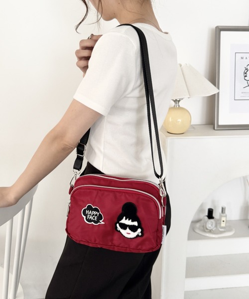 HAPPY FACE(ハッピーフェイス)の「エマ3F刺繍ショルダーRD(ショルダーバッグ・レディース・レッド・ONE SIZE)」の2枚目の写真