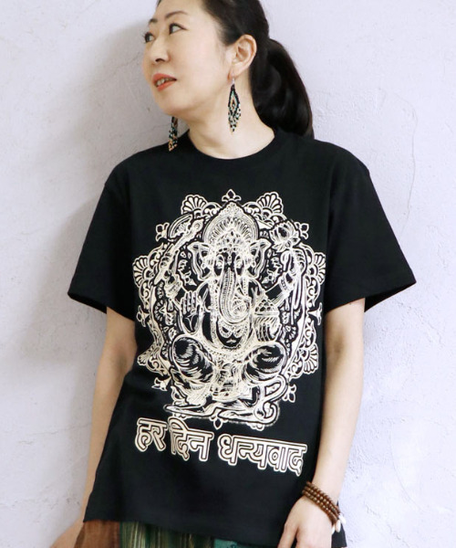 ZIP FIVE(ジップファイブ)の「エスニック Tシャツ ガネーシャ 神様 ヒンディー(Tシャツ/カットソー・メンズ・ブルー系/カーキ系/ブラック/ホワイト/ベージュ系/スミクロ・MEDIUM/LARGE/X-LARGE)」の2枚目の写真