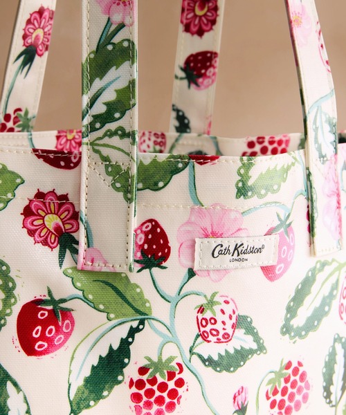 Cath Kidston(キャスキッドソン)の「ラージ ブックバッグ Raspberry Garden(トートバッグ・レディース・アイボリー・FREE)」の3枚目の写真