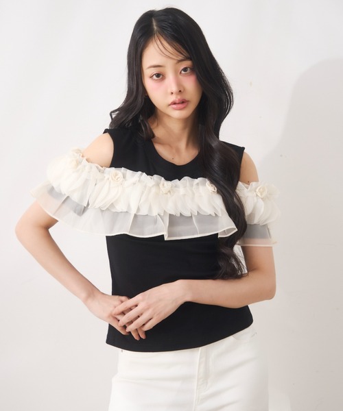 Noelie（ノエリー）の「フラワーオフショルトップス（Tシャツ/カットソー・レディース・ベージュ/ブラック・FREE）」の2枚目の写真