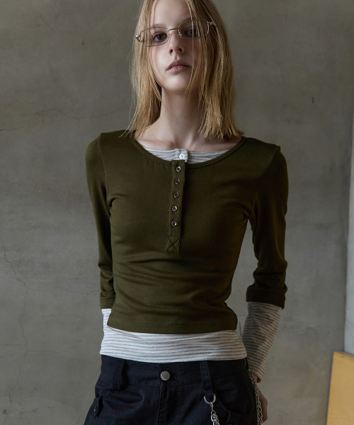 RENSE(レンセ)の「Layered Button Tee Khaki(Tシャツ/カットソー・レディース・その他・OS)」の2枚目の写真