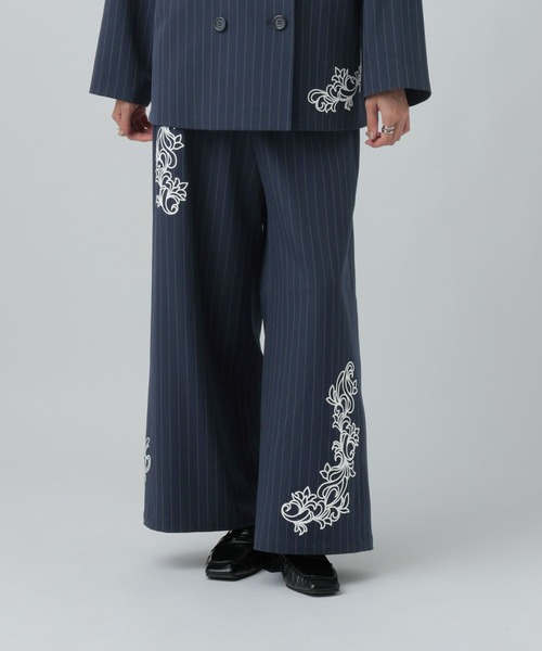 LEPSIM(レプシィム)の「《UN STANDARD by LEPSIM》チェーン刺繍ストライプパンツ 1051940(その他パンツ・レディース・ネイビー/グレー・FREE)」の1枚目の写真