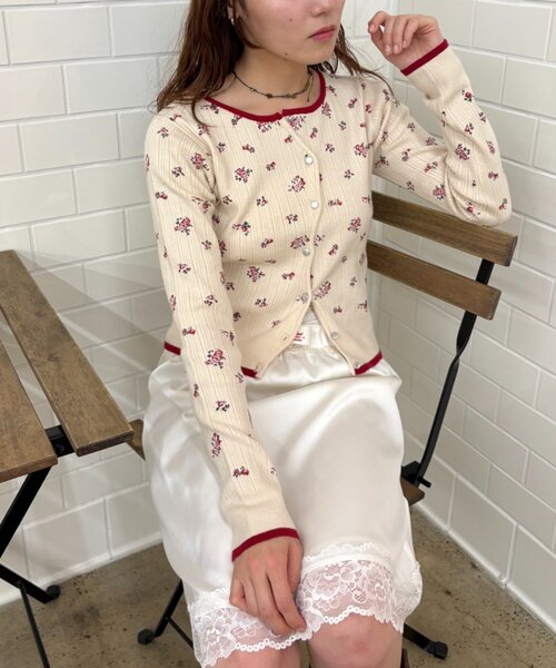 w closet(ダブルクローゼット)の「なみなみ花柄ニットカーデ(ニット/セーター・レディース・オフホワイト/サックスブルー/グリーン/アイボリー/チャコールグレー・FREE)」の1枚目の写真