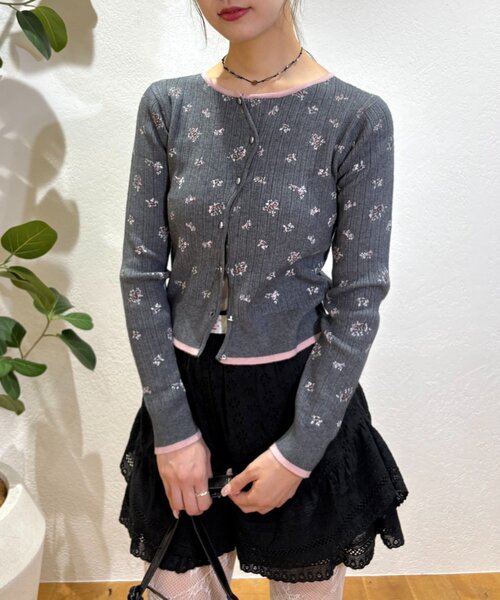 w closet(ダブルクローゼット)の「なみなみ花柄ニットカーデ(ニット/セーター・レディース・オフホワイト/サックスブルー/グリーン/アイボリー/チャコールグレー・FREE)」の3枚目の写真