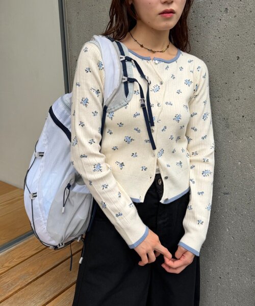 w closet(ダブルクローゼット)の「なみなみ花柄ニットカーデ(ニット/セーター・レディース・オフホワイト/サックスブルー/グリーン/アイボリー/チャコールグレー・FREE)」の2枚目の写真