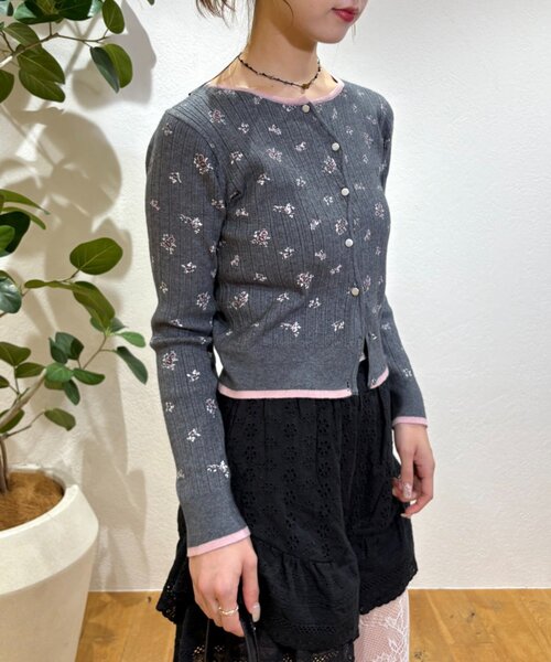 w closet(ダブルクローゼット)の「なみなみ花柄ニットカーデ(ニット/セーター・レディース・オフホワイト/サックスブルー/グリーン/アイボリー/チャコールグレー・FREE)」の20枚目の写真