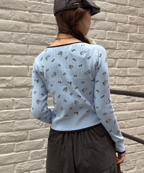 w closet(ダブルクローゼット)の「なみなみ花柄ニットカーデ(ニット/セーター・レディース・オフホワイト/サックスブルー/グリーン/アイボリー/チャコールグレー・FREE)」の9枚目の写真