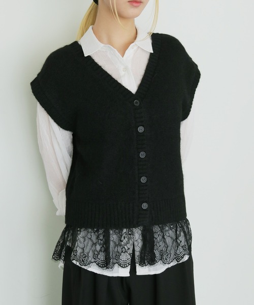 cheriella（シェリエラ）の「【cheriella】レースレイヤードVネックニットベスト LACE LAYERED V-NECK KNIT VEST（ベスト・レディース・ブラック/グレー/ブラウン・FREE）」の2枚目の写真