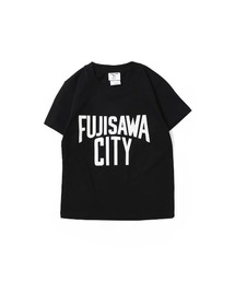 FUJISAWA CITY LOVE（フジサワシティラブ）の「FUJISAWA CITY LOVE フジサワシティラブ - キッズ 半袖Tシャツ【KIDS FUJISAWA LOGO TEE BLACK ブラック】（Tシャツ/カットソー）」