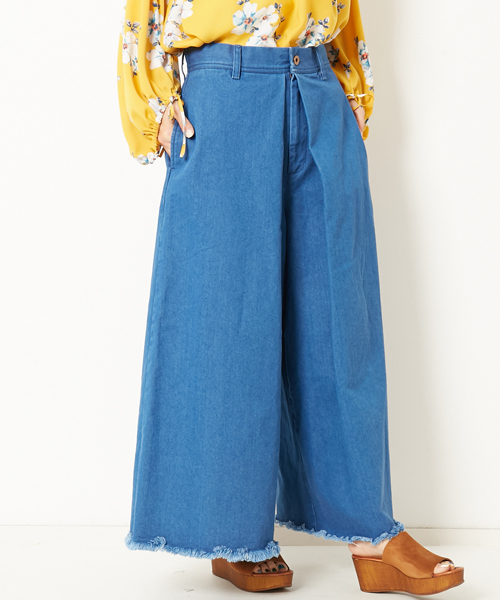 AMERICAN RAG CIE(アメリカンラグシー)の「AMERICAN RAG CIE デニムチノタックパンツ(デニムパンツ・レディース・インディゴブルー/ブルー・1/0)」の1枚目の写真