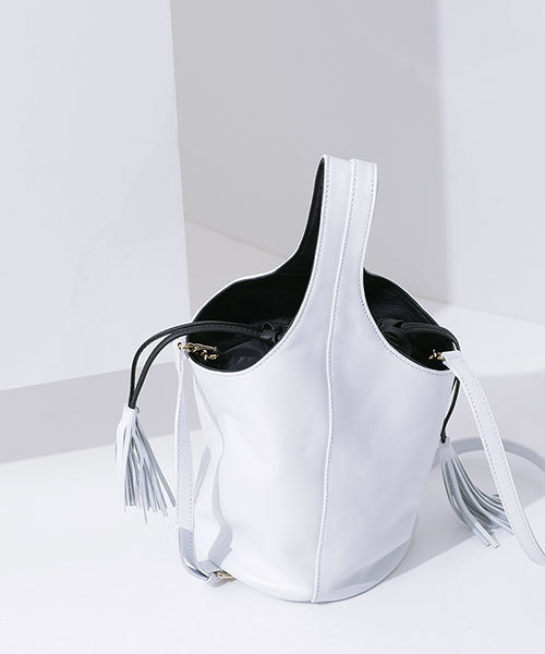 CHRISTIAN VILLA（クリスチャンヴィラ）の「CHRISTIAN VILLA/バケットショルダー/L（ショルダーバッグ・レディース・ホワイト/ブラック・FREE）」の2枚目の写真