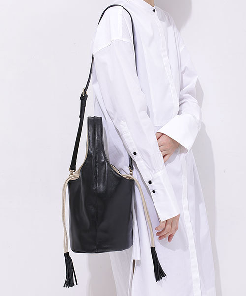 CHRISTIAN VILLA（クリスチャンヴィラ）の「CHRISTIAN VILLA/バケットショルダー/L（ショルダーバッグ・レディース・ホワイト/ブラック・FREE）」の7枚目の写真