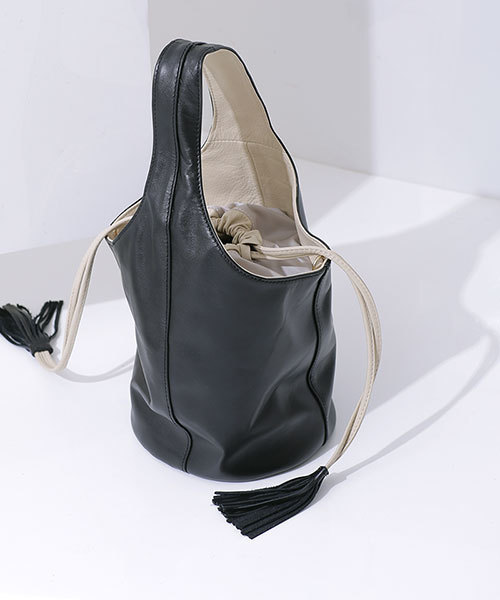 CHRISTIAN VILLA（クリスチャンヴィラ）の「CHRISTIAN VILLA/バケットショルダー/L（ショルダーバッグ・レディース・ホワイト/ブラック・FREE）」の17枚目の写真