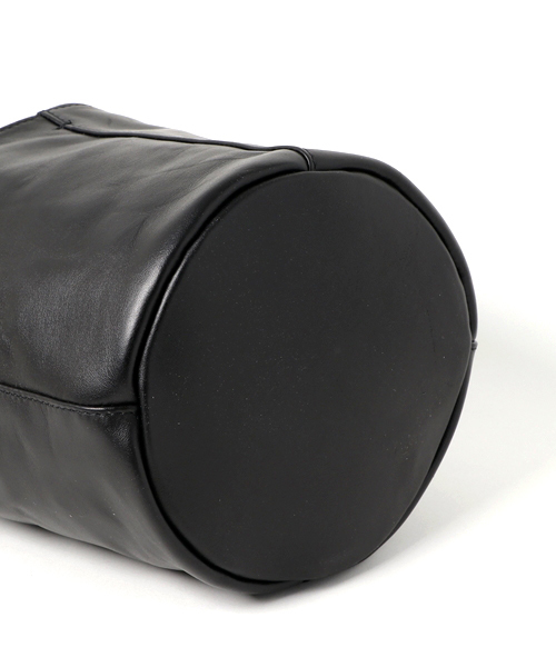 CHRISTIAN VILLA（クリスチャンヴィラ）の「CHRISTIAN VILLA/バケットショルダー/L（ショルダーバッグ・レディース・ホワイト/ブラック・FREE）」の4枚目の写真