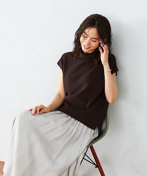 COMME CA ISM(コムサイズム)の「フレンチスリーブ オフタートルニット(ニット/セーター・レディース・ホワイト/ブラック/ベージュ/ダークブラウン・MEDIUM/LARGE)」の3枚目の写真