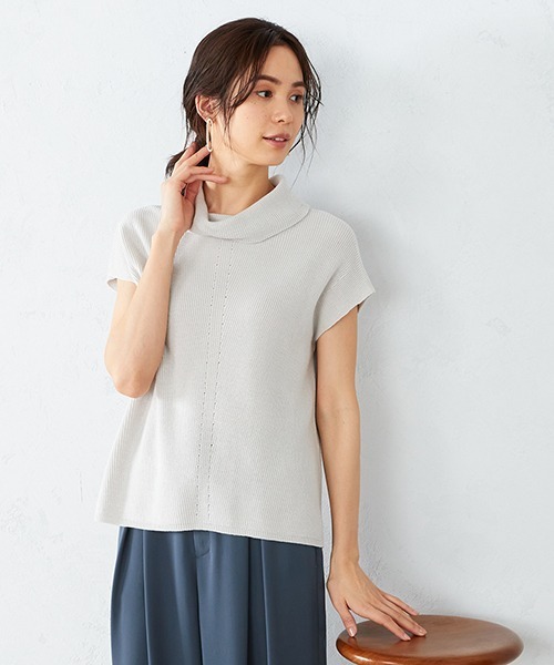 COMME CA ISM(コムサイズム)の「フレンチスリーブ オフタートルニット(ニット/セーター・レディース・ホワイト/ブラック/ベージュ/ダークブラウン・MEDIUM/LARGE)」の4枚目の写真