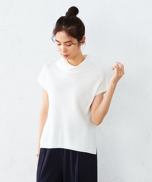 COMME CA ISM(コムサイズム)の「フレンチスリーブ オフタートルニット(ニット/セーター・レディース・ホワイト/ブラック/ベージュ/ダークブラウン・MEDIUM/LARGE)」の1枚目の写真