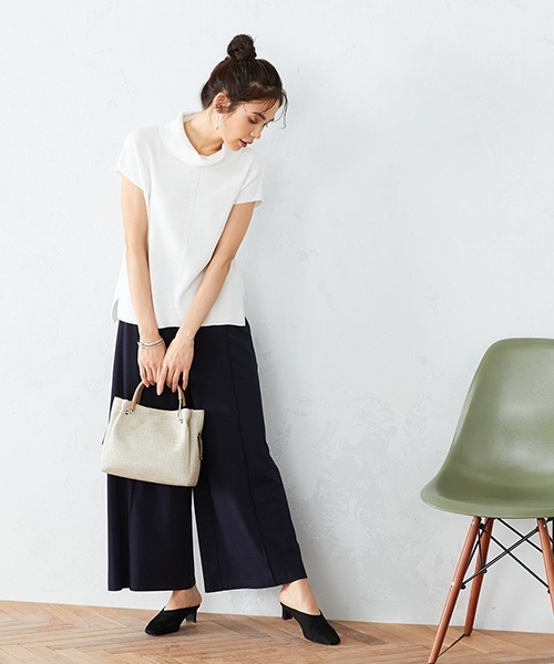 COMME CA ISM(コムサイズム)の「フレンチスリーブ オフタートルニット(ニット/セーター・レディース・ホワイト/ブラック/ベージュ/ダークブラウン・MEDIUM/LARGE)」の7枚目の写真