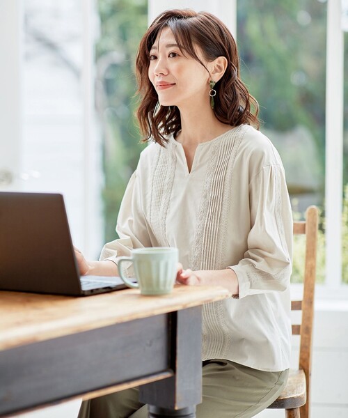 J.PRESS(ジェイプレス)の「【洗える】60s コットンセルロースローン ブラウス(シャツ/ブラウス・レディース・スモーキーグリーン系/ベージュ系/ホワイト系・T13/T15)」の2枚目の写真