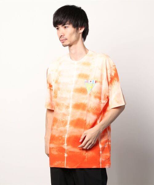 Guess(ゲス)の「GUESS Originals SU GAMES Tie Dye Triangle Logo Tee(Tシャツ/カットソー・メンズ・オレンジ/ブルー・SMALL/MEDIUM/LARGE/X-LARGE)」の4枚目の写真