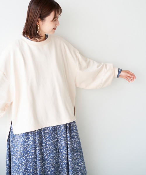 haco!(ハコ)の「パッと着るだけでオシャレ見えが叶う!重ね着も着まわしも自由自在なゆるスウェット(スウェット・レディース・カーキブラウン/アイボリー・SMALL/LARGE/X-LARGE/MEDIUM)」の17枚目の写真