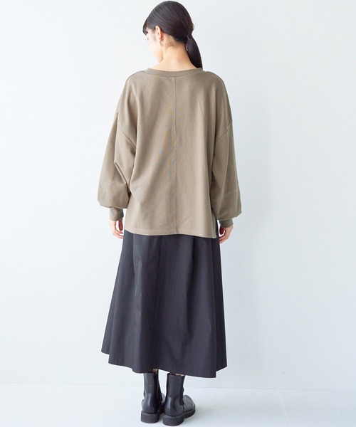 haco!(ハコ)の「パッと着るだけでオシャレ見えが叶う!重ね着も着まわしも自由自在なゆるスウェット(スウェット・レディース・カーキブラウン/アイボリー・SMALL/LARGE/X-LARGE/MEDIUM)」の14枚目の写真
