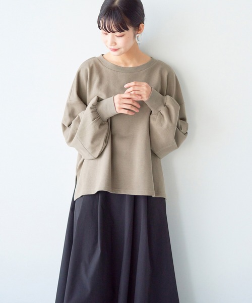 haco!(ハコ)の「パッと着るだけでオシャレ見えが叶う!重ね着も着まわしも自由自在なゆるスウェット(スウェット・レディース・カーキブラウン/アイボリー・SMALL/LARGE/X-LARGE/MEDIUM)」の6枚目の写真