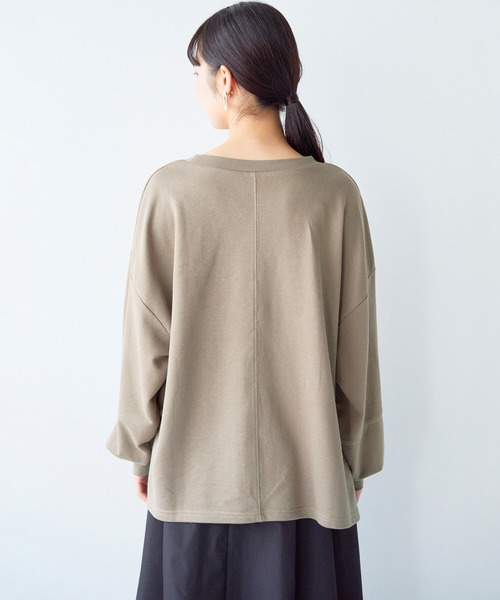 haco!(ハコ)の「パッと着るだけでオシャレ見えが叶う!重ね着も着まわしも自由自在なゆるスウェット(スウェット・レディース・カーキブラウン/アイボリー・SMALL/LARGE/X-LARGE/MEDIUM)」の10枚目の写真