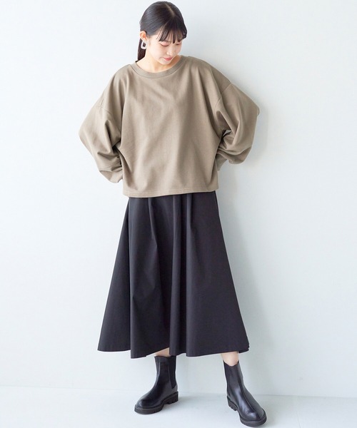haco!(ハコ)の「パッと着るだけでオシャレ見えが叶う!重ね着も着まわしも自由自在なゆるスウェット(スウェット・レディース・カーキブラウン/アイボリー・SMALL/LARGE/X-LARGE/MEDIUM)」の12枚目の写真