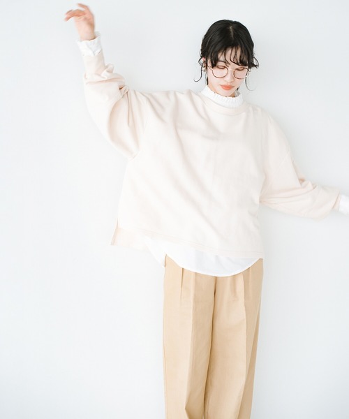 haco!(ハコ)の「パッと着るだけでオシャレ見えが叶う!重ね着も着まわしも自由自在なゆるスウェット(スウェット・レディース・カーキブラウン/アイボリー・SMALL/LARGE/X-LARGE/MEDIUM)」の3枚目の写真