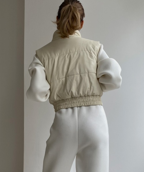 Avvenente（アベネンテ）の「【Avvenente】フェイクレザーパフィベスト（ダウンベスト・レディース・ブラック/アイボリー・FREE）」の7枚目の写真