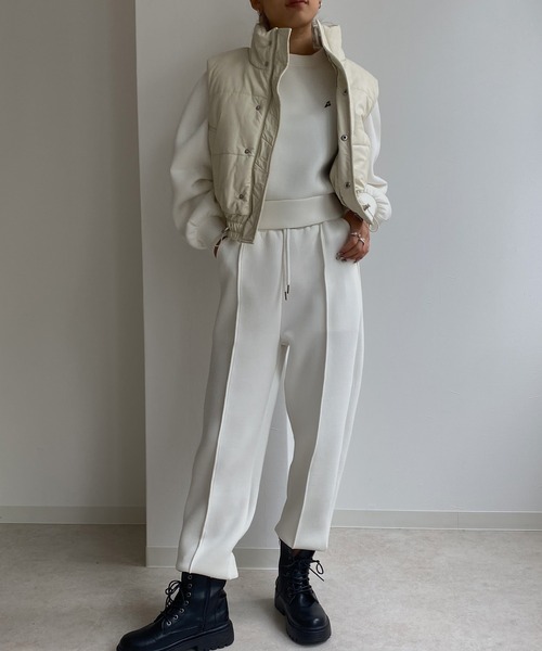 Avvenente（アベネンテ）の「【Avvenente】フェイクレザーパフィベスト（ダウンベスト・レディース・ブラック/アイボリー・FREE）」の3枚目の写真