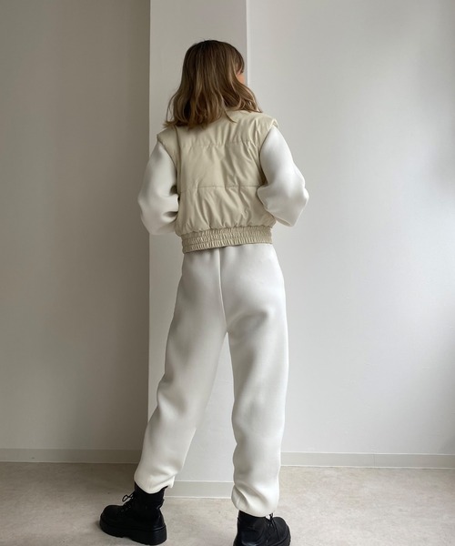 Avvenente（アベネンテ）の「【Avvenente】フェイクレザーパフィベスト（ダウンベスト・レディース・ブラック/アイボリー・FREE）」の4枚目の写真