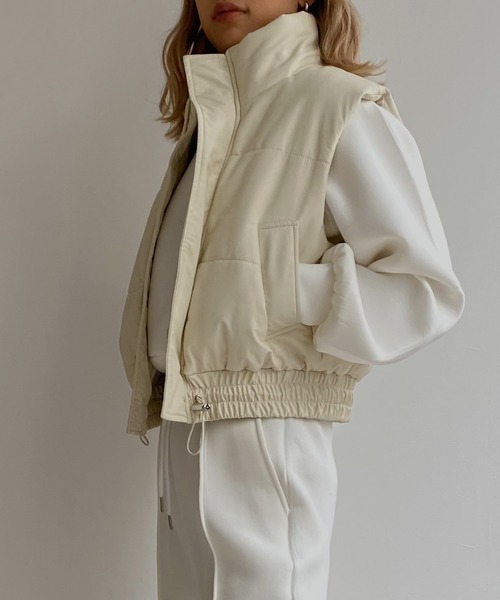 Avvenente（アベネンテ）の「【Avvenente】フェイクレザーパフィベスト（ダウンベスト・レディース・ブラック/アイボリー・FREE）」の6枚目の写真