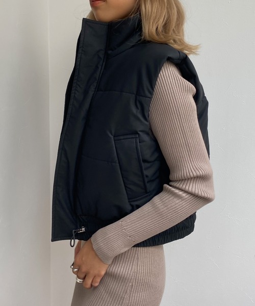 Avvenente（アベネンテ）の「【Avvenente】フェイクレザーパフィベスト（ダウンベスト・レディース・ブラック/アイボリー・FREE）」の11枚目の写真