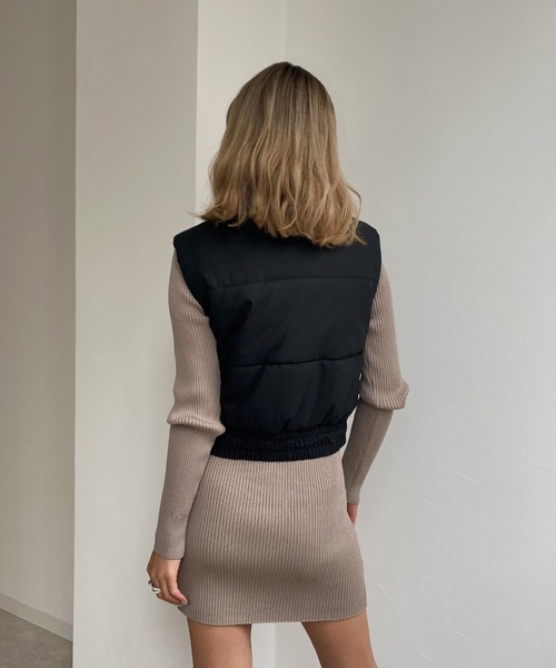 Avvenente（アベネンテ）の「【Avvenente】フェイクレザーパフィベスト（ダウンベスト・レディース・ブラック/アイボリー・FREE）」の12枚目の写真