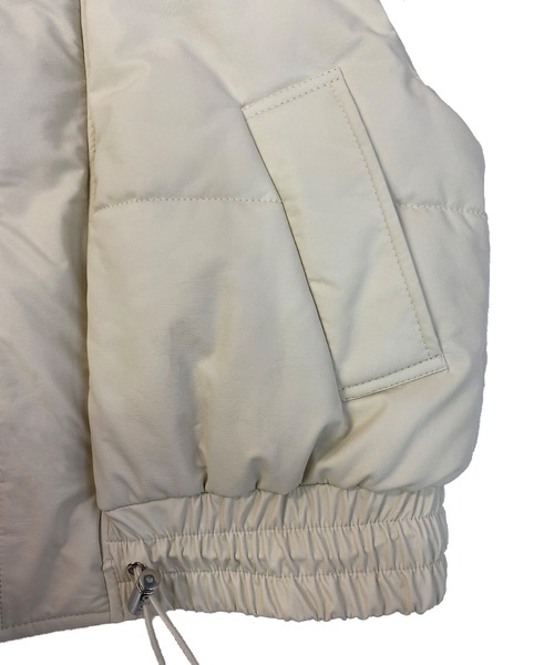 Avvenente（アベネンテ）の「【Avvenente】フェイクレザーパフィベスト（ダウンベスト・レディース・ブラック/アイボリー・FREE）」の17枚目の写真