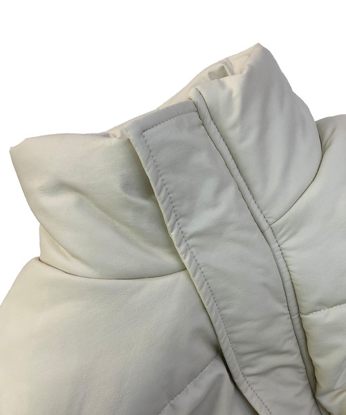 Avvenente（アベネンテ）の「【Avvenente】フェイクレザーパフィベスト（ダウンベスト・レディース・ブラック/アイボリー・FREE）」の18枚目の写真