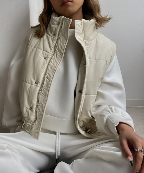 Avvenente（アベネンテ）の「【Avvenente】フェイクレザーパフィベスト（ダウンベスト・レディース・ブラック/アイボリー・FREE）」の20枚目の写真