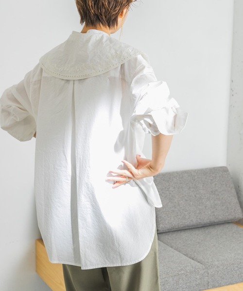 URBAN RESEARCH(アーバンリサーチ)の「ビッグカラーエンブロイダリーシャツ(シャツ/ブラウス・レディース・ブラック/オフホワイト・FREE)」の4枚目の写真