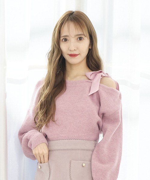 TITTY&CO.（ティティーアンドコー）の「ワンショルメローリボンニット（ニット/セーター・レディース・ピンク/アイボリー/グレー・FREE）」の3枚目の写真