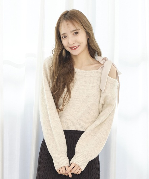 TITTY&CO.（ティティーアンドコー）の「ワンショルメローリボンニット（ニット/セーター・レディース・ピンク/アイボリー/グレー・FREE）」の2枚目の写真