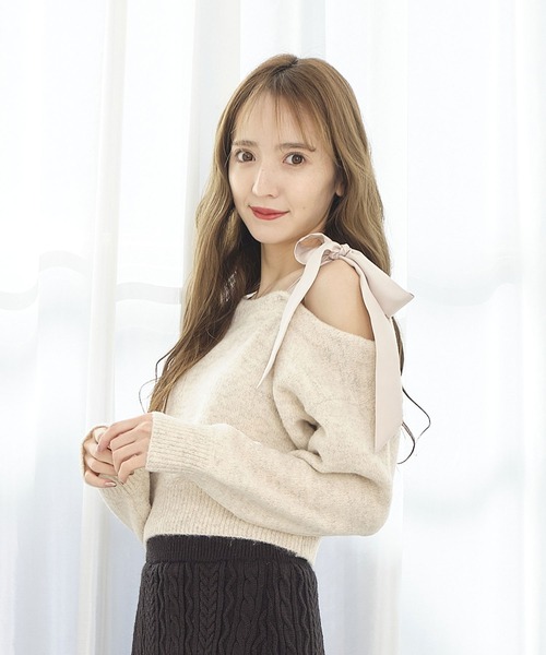 TITTY&CO.（ティティーアンドコー）の「ワンショルメローリボンニット（ニット/セーター・レディース・ピンク/アイボリー/グレー・FREE）」の4枚目の写真