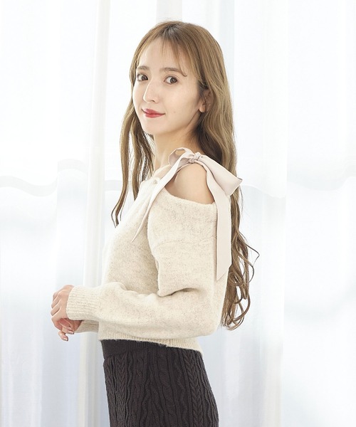 TITTY&CO.（ティティーアンドコー）の「ワンショルメローリボンニット（ニット/セーター・レディース・ピンク/アイボリー/グレー・FREE）」の5枚目の写真