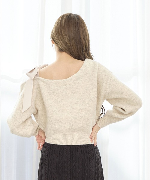 TITTY&CO.（ティティーアンドコー）の「ワンショルメローリボンニット（ニット/セーター・レディース・ピンク/アイボリー/グレー・FREE）」の6枚目の写真